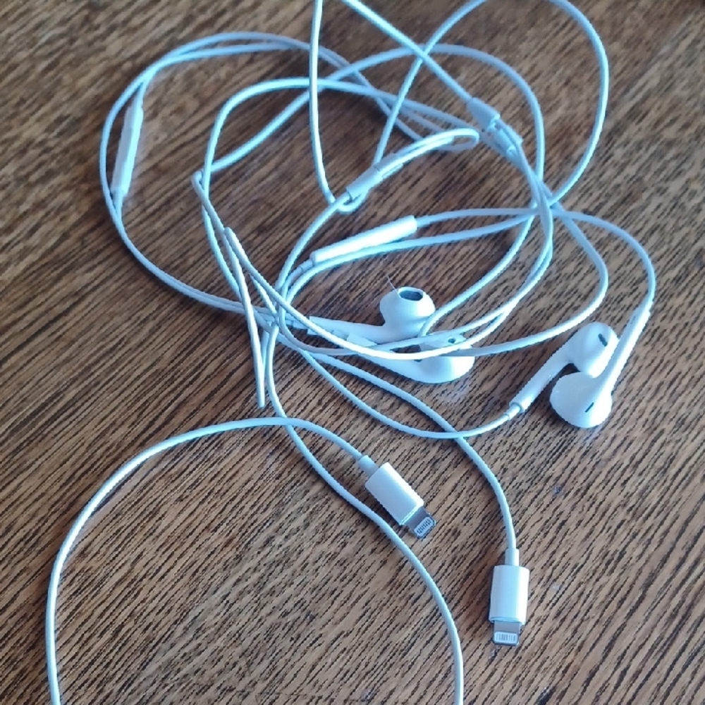 White Wired Earbuds with Lightning Connector, Apple Brand